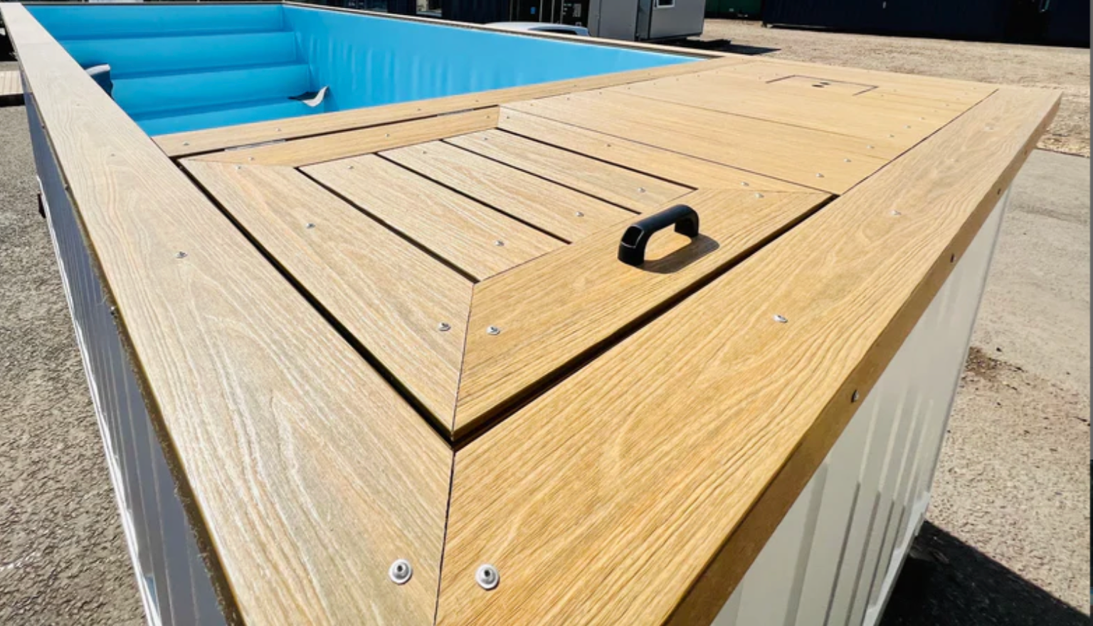White Cube Container Pool